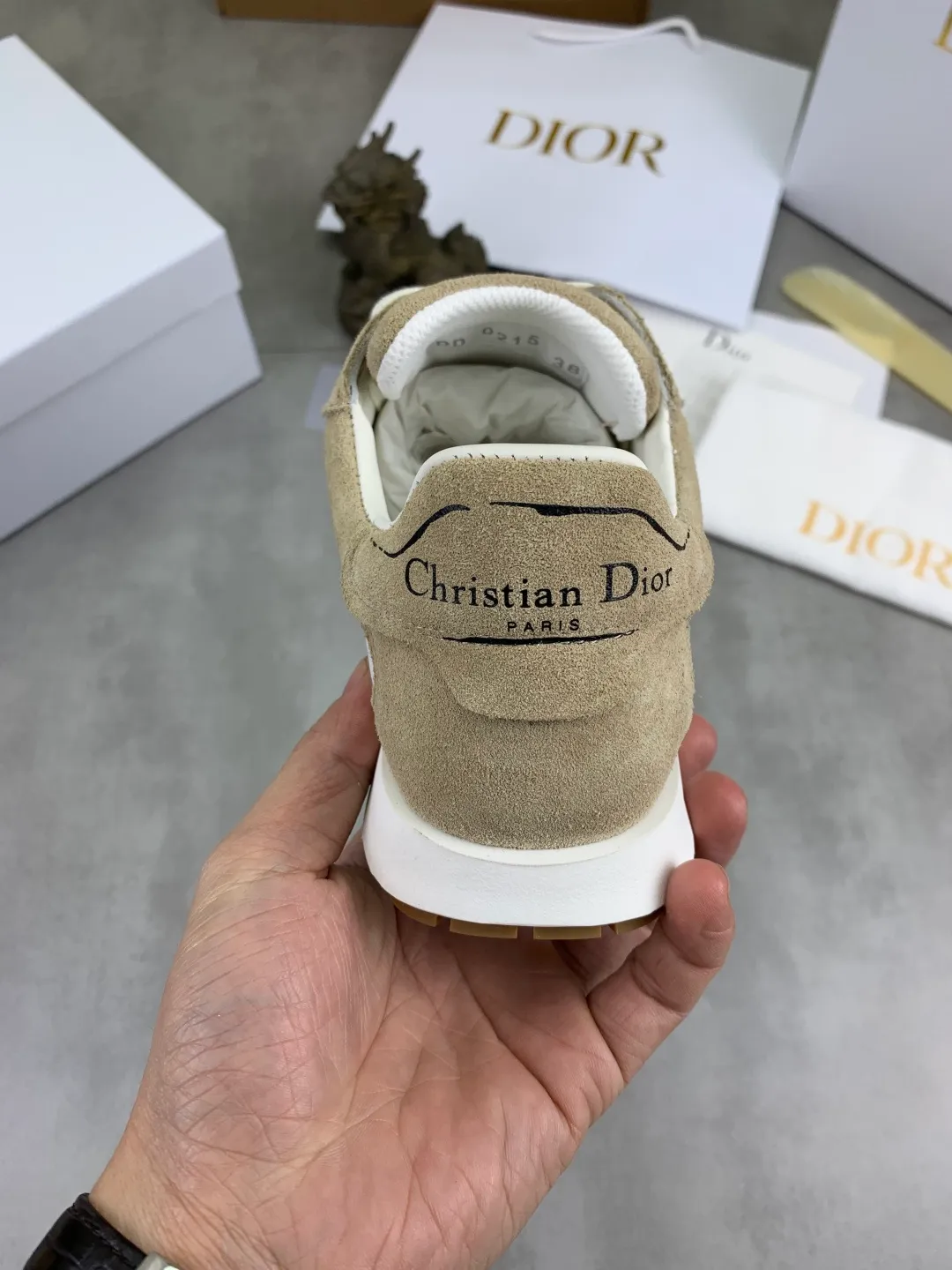 Men's men's shoes P560 new Dior Tech sneakers 2026 early spring series new products, with fashionable details, highlighting retro aesthetics. The light beige anti-suede cow leather upper is spliced ​​with apricot transparent mesh fabric on the side. The upper window edge is adhered with high-frequency flat ironing and back-pressure. It replicates the original craftsmanship, making it beautiful and comfortable without falling off. The interior is made of sheep lining of the same color and is soft and comfortable. The heel and tongue are embellished with the Paris logo. The textured TPU soles with the same color logo. The high-end version is exquisitely packaged with an airplane box, adding to the high-end style. Color: 4️⃣colors available Size: Female 35-41 Male 39-46